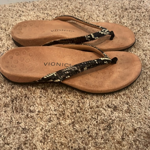 Vionic flip flops - Picture 2 of 3